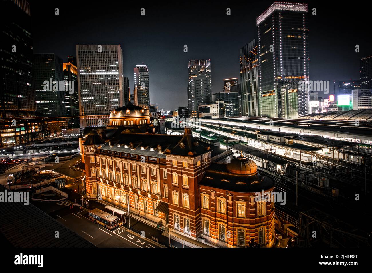 Beleuchtung des Bahnhofs Tokio, Blick bei Nacht Stockfoto