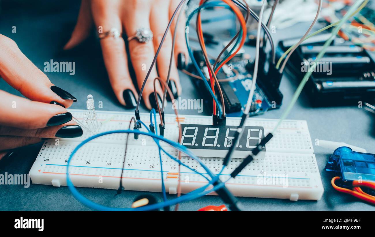 Wissenschaftliches Projekt weibliche Ingenieurin digitales Gerät Stockfoto