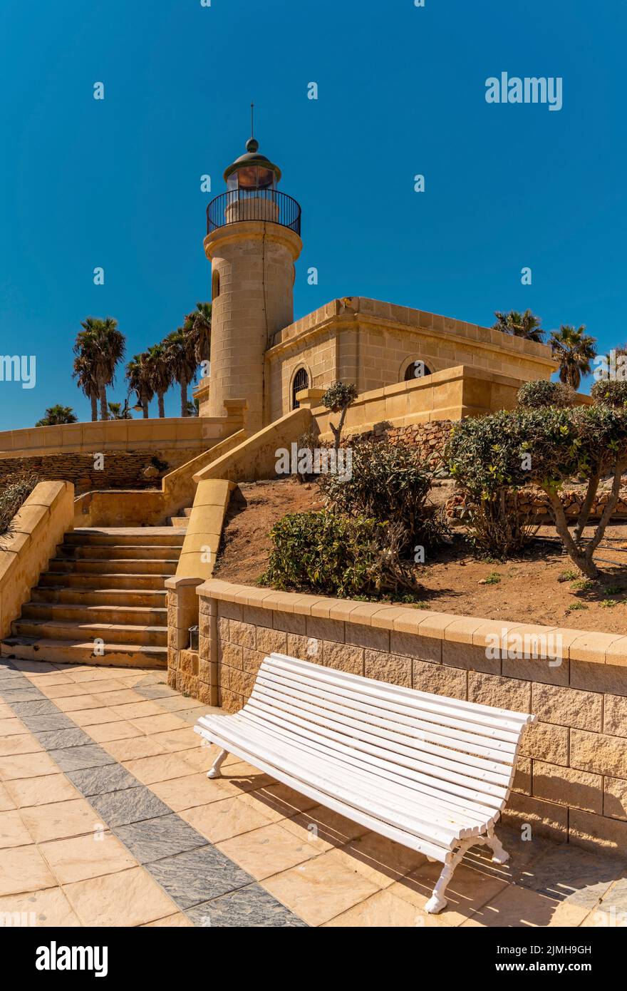 Blick auf den Leuchtturm Roquetas de Mar an der Küste Andalusiens Stockfoto
