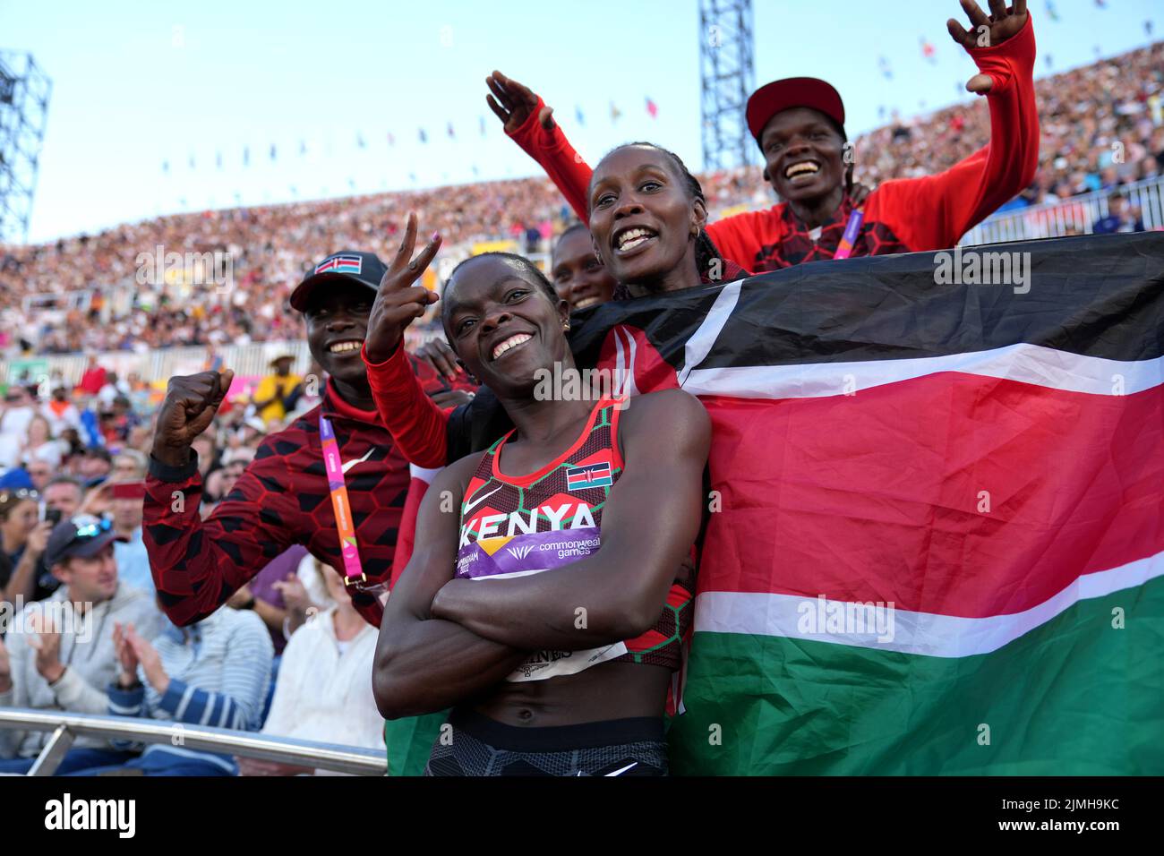 Die Kenianerin Mary Moraa feiert den Goldsieg nach dem Finale der Frauen 800m im Alexander Stadium am 9. Tag der Commonwealth Games 2022 in Birmingham. Bilddatum: Samstag, 6. August 2022. Stockfoto