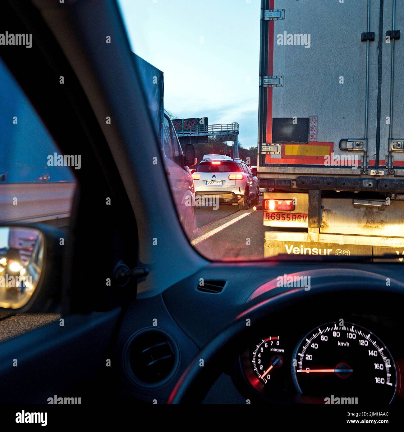 Vollsperrung auf der Autobahn A1, Blick aus dem Auto, Wuppertal, Nordrhein-Westfalen, Deutschland Stockfoto
