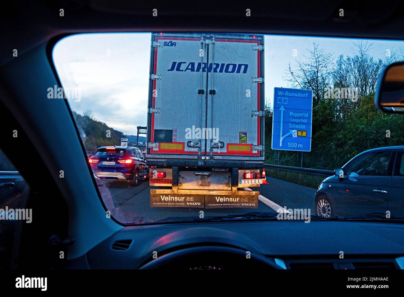 Vollsperrung auf der Autobahn A1, Blick aus dem Auto, Wuppertal, Nordrhein-Westfalen, Deutschland Stockfoto