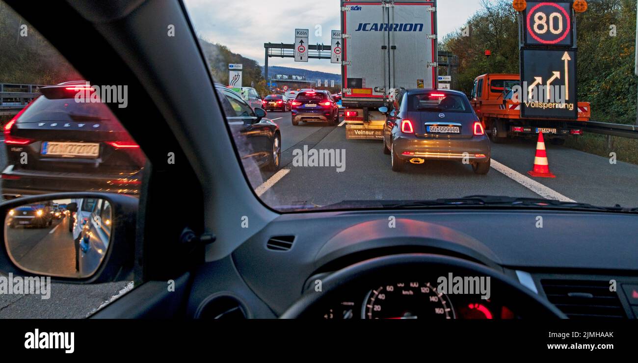 Vollsperrung auf der Autobahn A1, Blick aus dem Auto, Wuppertal, Nordrhein-Westfalen, Deutschland Stockfoto