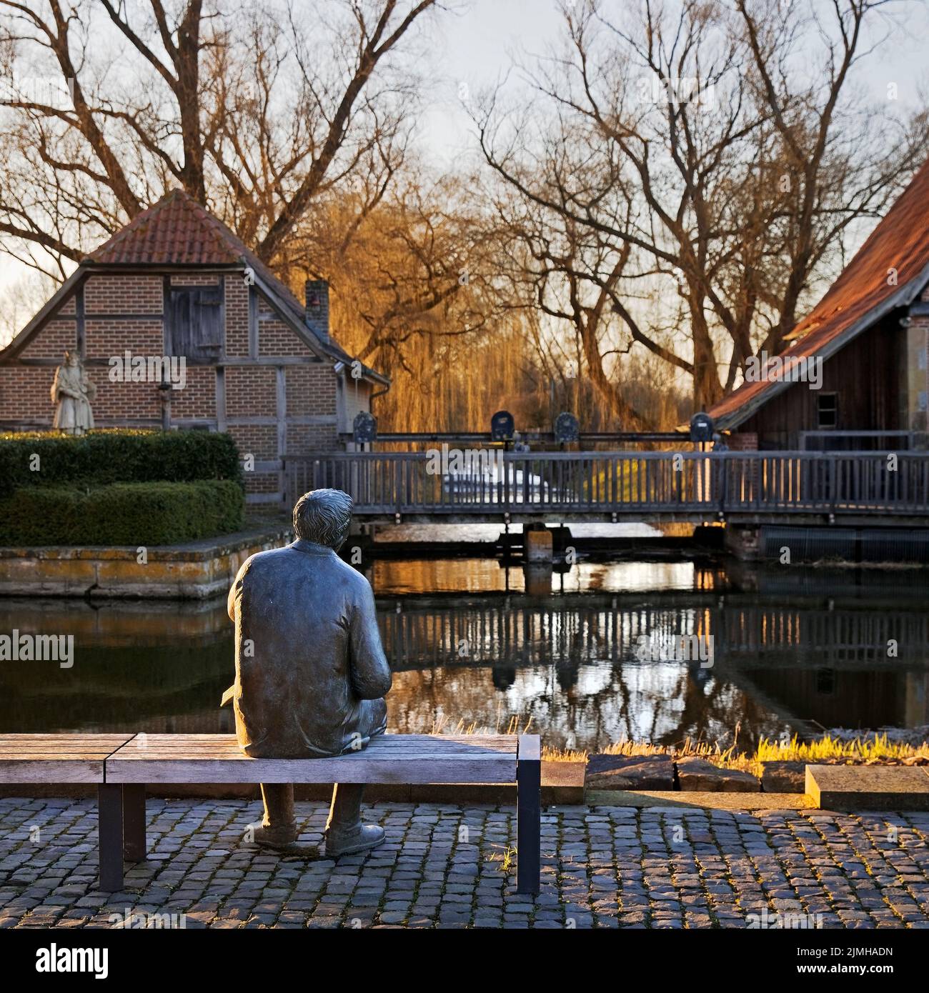 Bronzeskulptur des lokalen Dichters Paul Advena an der Wassermühle in Heek-Nienborg, Heek, Deutschland Stockfoto