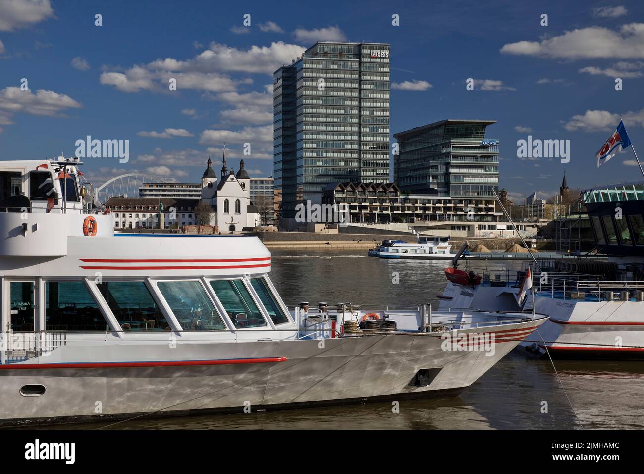 Der Rhein mit Schiffen und dem Lanxess-Wolkenkratzer, Köln, Nordrhein-Westfalen, Deutschland, Europa Stockfoto