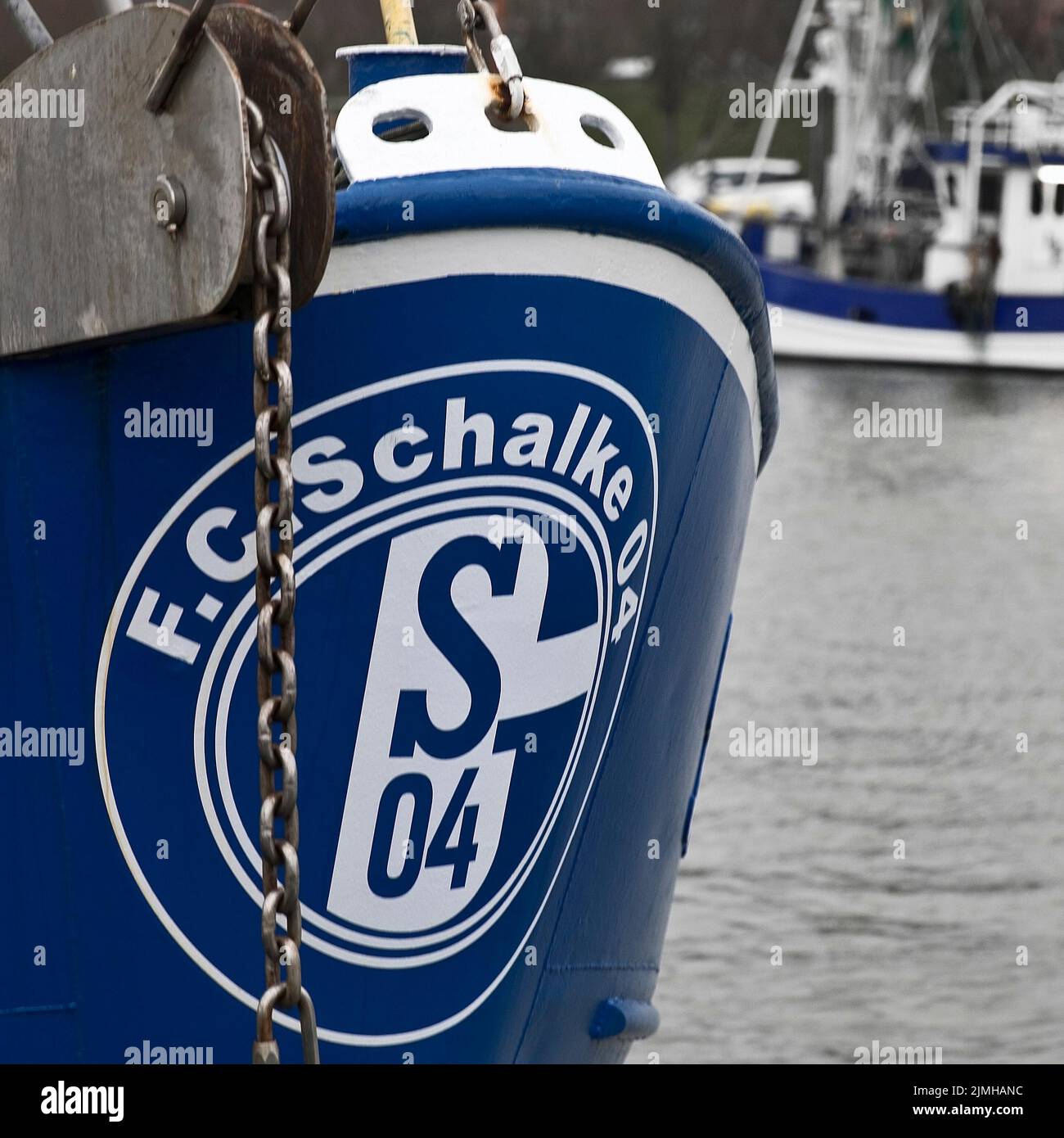 Schalke 04 Vereinswappen auf dem Bug eines Schiffes im Hafen, Büsum, Deutschland, Europa Stockfoto