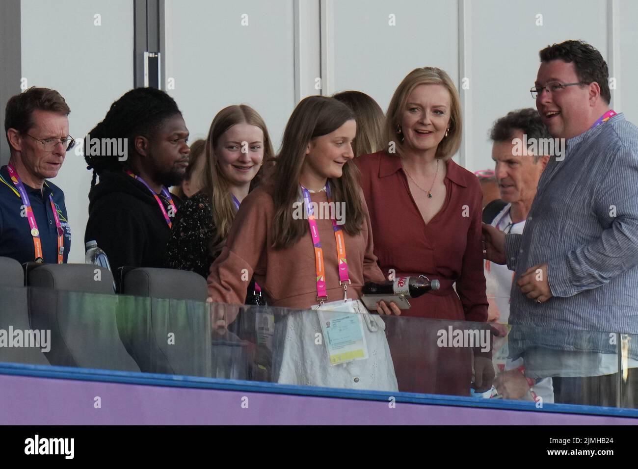 ANMERKUNG DER REDAKTION: Das PA Picture Desk konnte die erforderliche Erlaubnis zum Fotografieren von Kindern unter 16 Jahren nicht erhalten. Dieses Bild wurde für Kunden unpixeliert bereitgestellt, um es in ihrem eigenen Stil zu pixeln. Liz Truss im Alexander Stadium, um die Leichtathletik mit ihren Töchtern Frances, 16, und Liberty, 13, am 9. Tag der Commonwealth Games 2022 in Birmingham zu beobachten. Bilddatum: Samstag, 6. August 2022. Stockfoto
