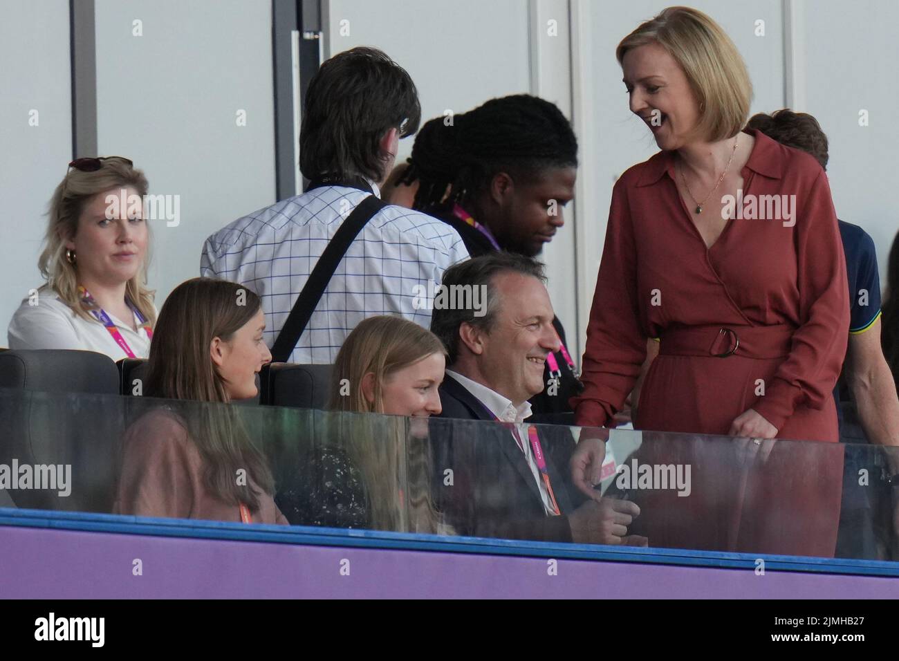 ANMERKUNG DER REDAKTION: Das PA Picture Desk konnte die erforderliche Erlaubnis zum Fotografieren von Kindern unter 16 Jahren nicht erhalten. Dieses Bild wurde für Kunden unpixeliert bereitgestellt, um es in ihrem eigenen Stil zu pixeln. Liz Truss im Alexander Stadium, um die Leichtathletik mit ihren Töchtern Frances, 16, und Liberty, 13, und Ehemann Hugh O'Leary am 9. Tag der Commonwealth Games 2022 in Birmingham zu beobachten. Bilddatum: Samstag, 6. August 2022. Stockfoto