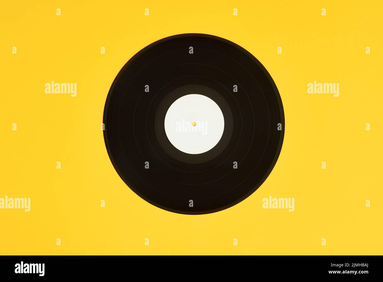 Vinyl-Musikplatte isoliert auf gelbem Hintergrund Stockfoto