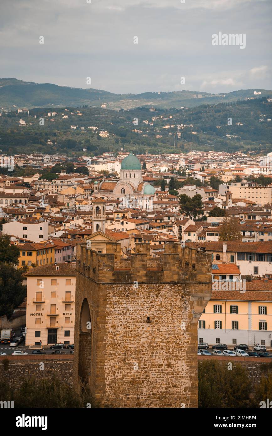 Eine vertikale Aufnahme der Stadt Florenz auf dem Hintergrund der grünen Hügel Stockfoto
