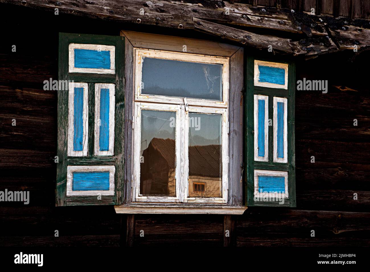 Alte Holzfenster mit Fensterläden Stockfoto