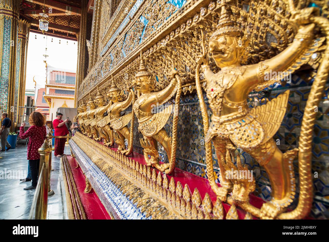 Berühmter königlicher großer Palast in Bangkok. Touristen, die den Tempel besuchen. Stockfoto