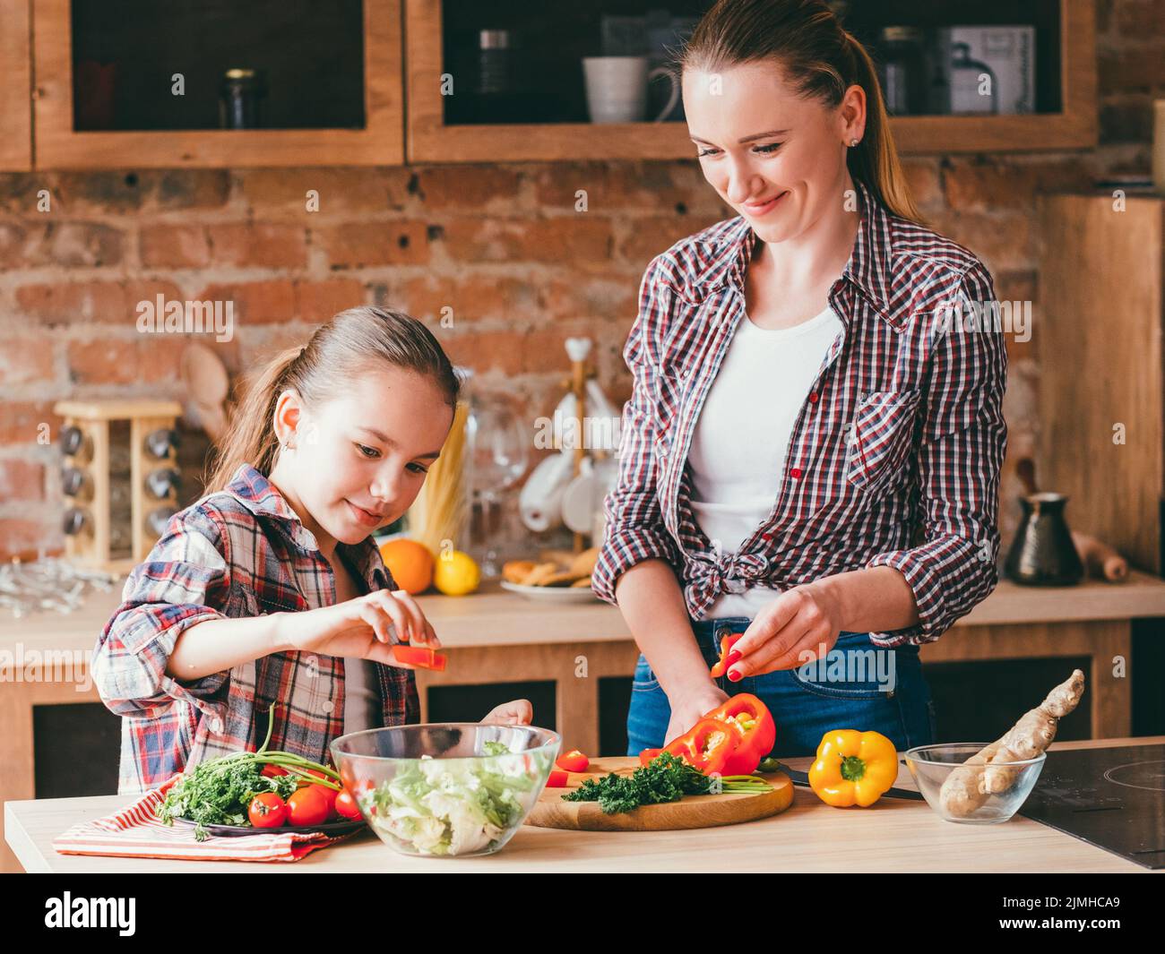 Glückliche Familie Kochen gesunde hausgemachte Speisen Stockfoto