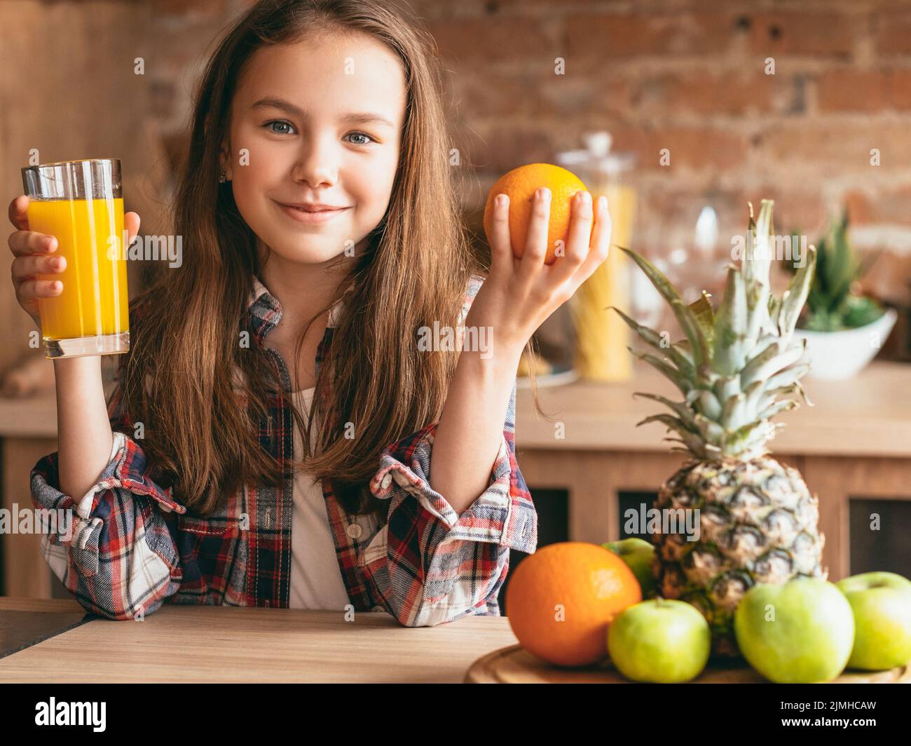 Kind gesunde Ernährung Ernährung Frühstück Saft Obst Stockfoto