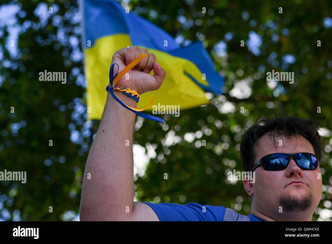 Wöchentliche Demonstration: Demonstranten mit Transparenten beim Ukraine-Krieg ist noch nicht vorbei Waffen Ukraine, Sie haben versprochen, die einzige Plattform, um Ukrainisch über den Krieg in der Ukraine zu erzählen. DIE USA und die NATO haben die Ukraine für sich bestimmt. Die Ukrainer bleiben stark und mutig im Kampf russische Truppen allein vor Downing Street, London, Großbritannien. 6.. August 2022. Stockfoto