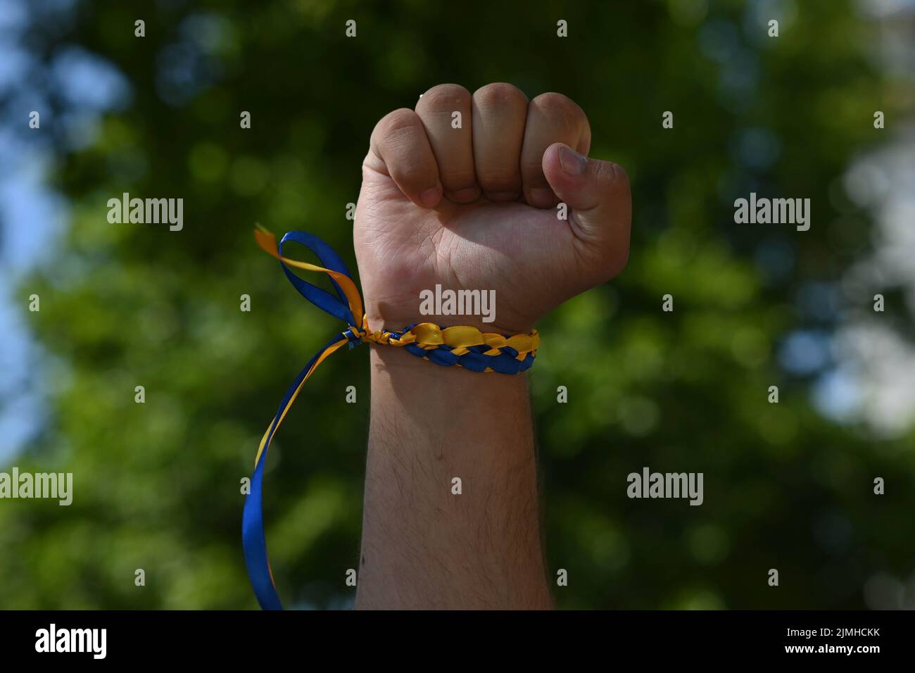 Wöchentliche Demonstration: Demonstranten mit Transparenten beim Ukraine-Krieg ist noch nicht vorbei Waffen Ukraine, Sie haben versprochen, die einzige Plattform, um Ukrainisch über den Krieg in der Ukraine zu erzählen. DIE USA und die NATO haben die Ukraine für sich bestimmt. Die Ukrainer bleiben stark und mutig im Kampf russische Truppen allein vor Downing Street, London, Großbritannien. 6.. August 2022. Stockfoto
