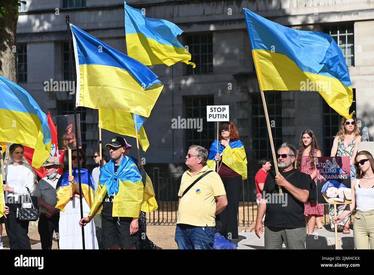 Wöchentliche Demonstration: Demonstranten mit Transparenten beim Ukraine-Krieg ist noch nicht vorbei Waffen Ukraine, Sie haben versprochen, die einzige Plattform, um Ukrainisch über den Krieg in der Ukraine zu erzählen. DIE USA und die NATO haben die Ukraine für sich bestimmt. Die Ukrainer bleiben stark und mutig im Kampf russische Truppen allein vor Downing Street, London, Großbritannien. 6.. August 2022. Stockfoto