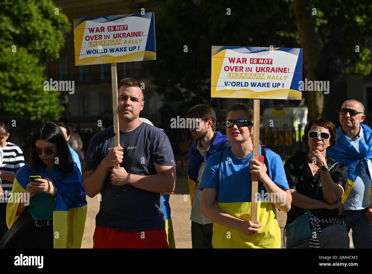 Wöchentliche Demonstration: Demonstranten mit Transparenten beim Ukraine-Krieg ist noch nicht vorbei Waffen Ukraine, Sie haben versprochen, die einzige Plattform, um Ukrainisch über den Krieg in der Ukraine zu erzählen. DIE USA und die NATO haben die Ukraine für sich bestimmt. Die Ukrainer bleiben stark und mutig im Kampf russische Truppen allein vor Downing Street, London, Großbritannien. 6.. August 2022. Stockfoto