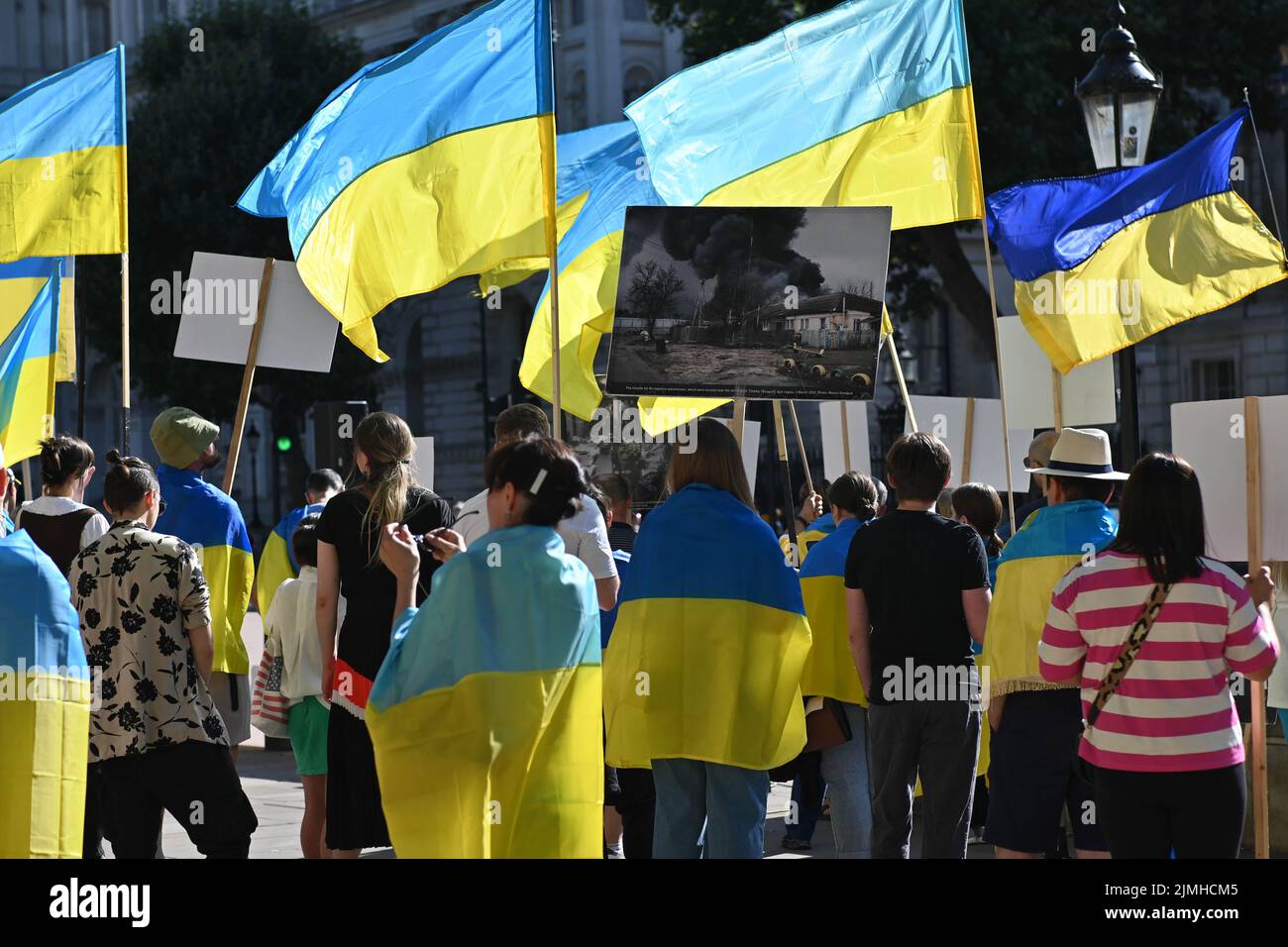 Wöchentliche Demonstration: Demonstranten mit Transparenten beim Ukraine-Krieg ist noch nicht vorbei Waffen Ukraine, Sie haben versprochen, die einzige Plattform, um Ukrainisch über den Krieg in der Ukraine zu erzählen. DIE USA und die NATO haben die Ukraine für sich bestimmt. Die Ukrainer bleiben stark und mutig im Kampf russische Truppen allein vor Downing Street, London, Großbritannien. 6.. August 2022. Stockfoto