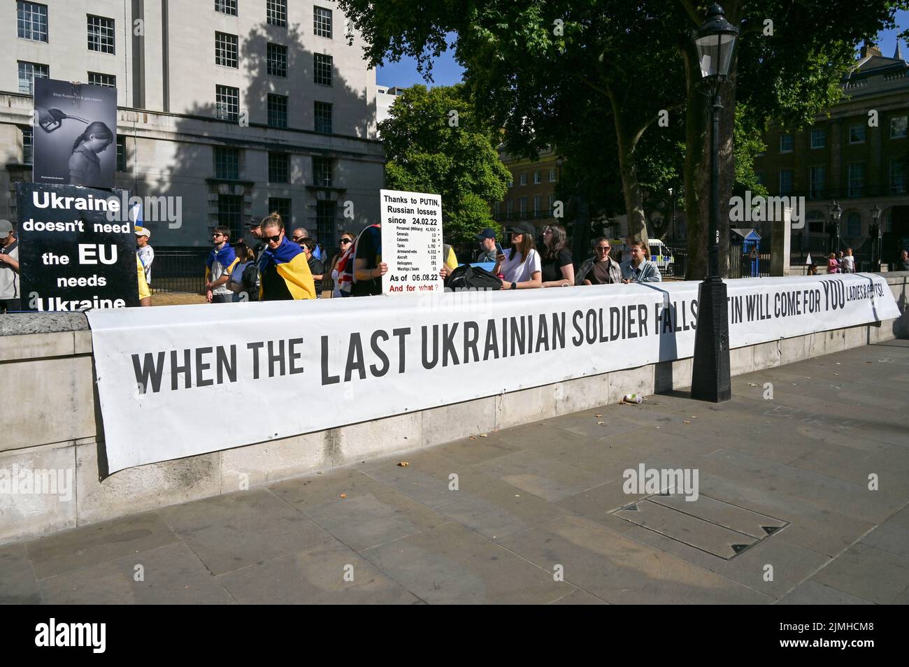 Wöchentliche Demonstration: Demonstranten mit Transparenten beim Ukraine-Krieg ist noch nicht vorbei Waffen Ukraine, Sie haben versprochen, die einzige Plattform, um Ukrainisch über den Krieg in der Ukraine zu erzählen. DIE USA und die NATO haben die Ukraine für sich bestimmt. Die Ukrainer bleiben stark und mutig im Kampf russische Truppen allein vor Downing Street, London, Großbritannien. 6.. August 2022. Stockfoto