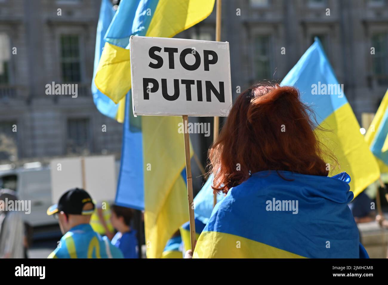 Wöchentliche Demonstration: Demonstranten mit Transparenten beim Ukraine-Krieg ist noch nicht vorbei Waffen Ukraine, Sie haben versprochen, die einzige Plattform, um Ukrainisch über den Krieg in der Ukraine zu erzählen. DIE USA und die NATO haben die Ukraine für sich bestimmt. Die Ukrainer bleiben stark und mutig im Kampf russische Truppen allein vor Downing Street, London, Großbritannien. 6.. August 2022. Stockfoto