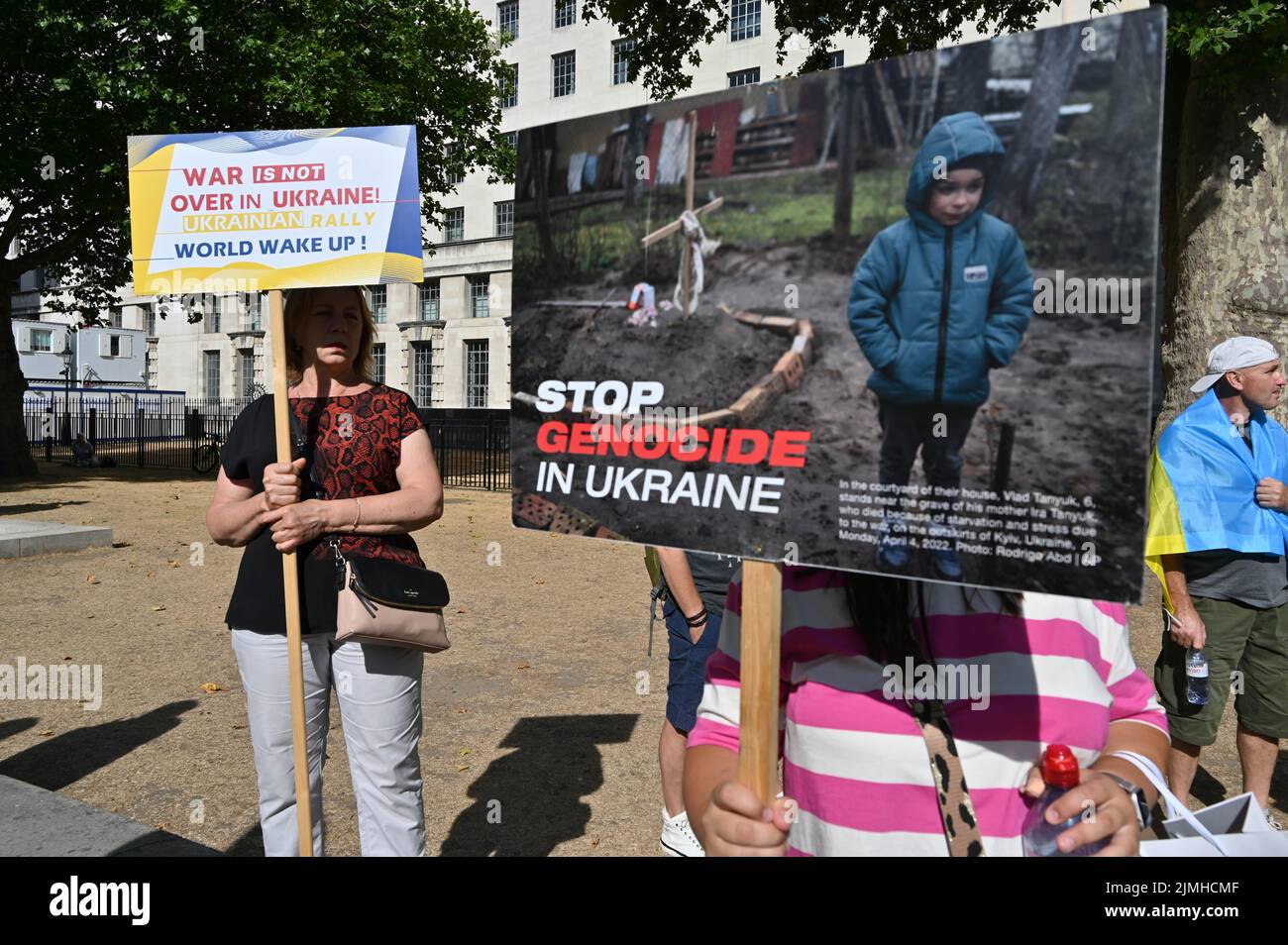 Wöchentliche Demonstration: Demonstranten mit Transparenten beim Ukraine-Krieg ist noch nicht vorbei Waffen Ukraine, Sie haben versprochen, die einzige Plattform, um Ukrainisch über den Krieg in der Ukraine zu erzählen. DIE USA und die NATO haben die Ukraine für sich bestimmt. Die Ukrainer bleiben stark und mutig im Kampf russische Truppen allein vor Downing Street, London, Großbritannien. 6.. August 2022. Stockfoto
