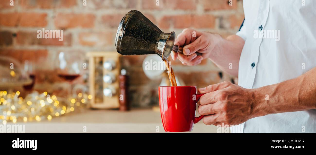 Morgenkaffee Mann jezve Gießen Cappuccino Tasse Stockfoto