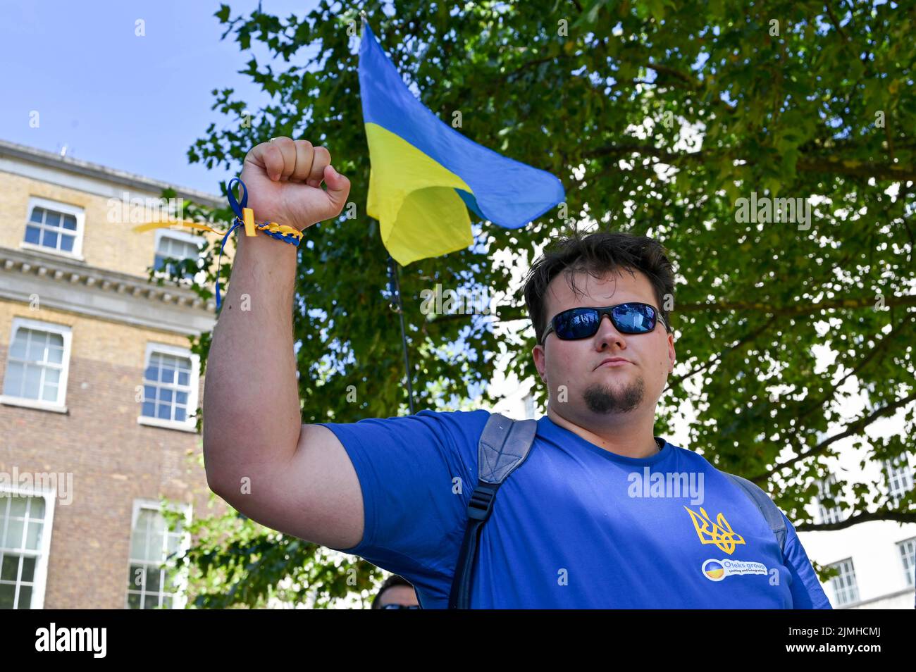 Wöchentliche Demonstration: Demonstranten mit Transparenten beim Ukraine-Krieg ist noch nicht vorbei Waffen Ukraine, Sie haben versprochen, die einzige Plattform, um Ukrainisch über den Krieg in der Ukraine zu erzählen. DIE USA und die NATO haben die Ukraine für sich bestimmt. Die Ukrainer bleiben stark und mutig im Kampf russische Truppen allein vor Downing Street, London, Großbritannien. 6.. August 2022. Stockfoto