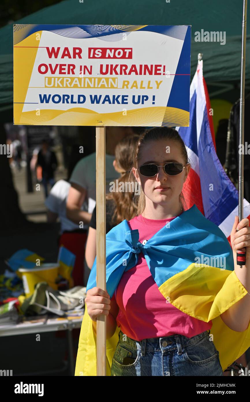Wöchentliche Demonstration: Demonstranten mit Transparenten beim Ukraine-Krieg ist noch nicht vorbei Waffen Ukraine, Sie haben versprochen, die einzige Plattform, um Ukrainisch über den Krieg in der Ukraine zu erzählen. DIE USA und die NATO haben die Ukraine für sich bestimmt. Die Ukrainer bleiben stark und mutig im Kampf russische Truppen allein vor Downing Street, London, Großbritannien. 6.. August 2022. Stockfoto