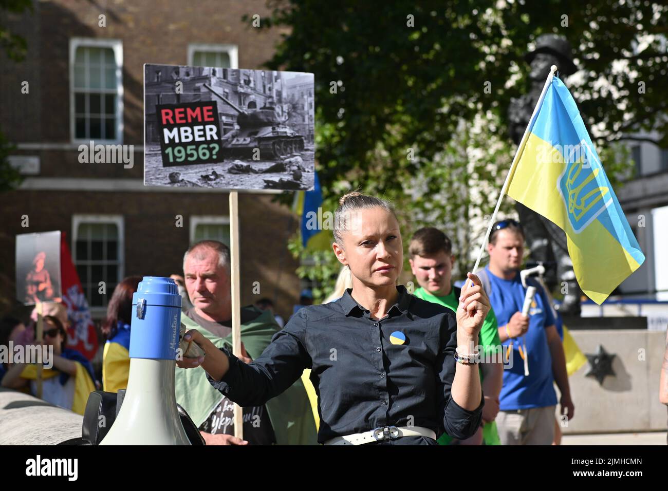 Wöchentliche Demonstration: Demonstranten mit Transparenten beim Ukraine-Krieg ist noch nicht vorbei Waffen Ukraine, Sie haben versprochen, die einzige Plattform, um Ukrainisch über den Krieg in der Ukraine zu erzählen. DIE USA und die NATO haben die Ukraine für sich bestimmt. Die Ukrainer bleiben stark und mutig im Kampf russische Truppen allein vor Downing Street, London, Großbritannien. 6.. August 2022. Stockfoto