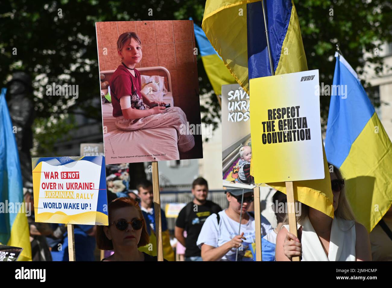 Wöchentliche Demonstration: Demonstranten mit Transparenten beim Ukraine-Krieg ist noch nicht vorbei Waffen Ukraine, Sie haben versprochen, die einzige Plattform, um Ukrainisch über den Krieg in der Ukraine zu erzählen. DIE USA und die NATO haben die Ukraine für sich bestimmt. Die Ukrainer bleiben stark und mutig im Kampf russische Truppen allein vor Downing Street, London, Großbritannien. 6.. August 2022. Stockfoto