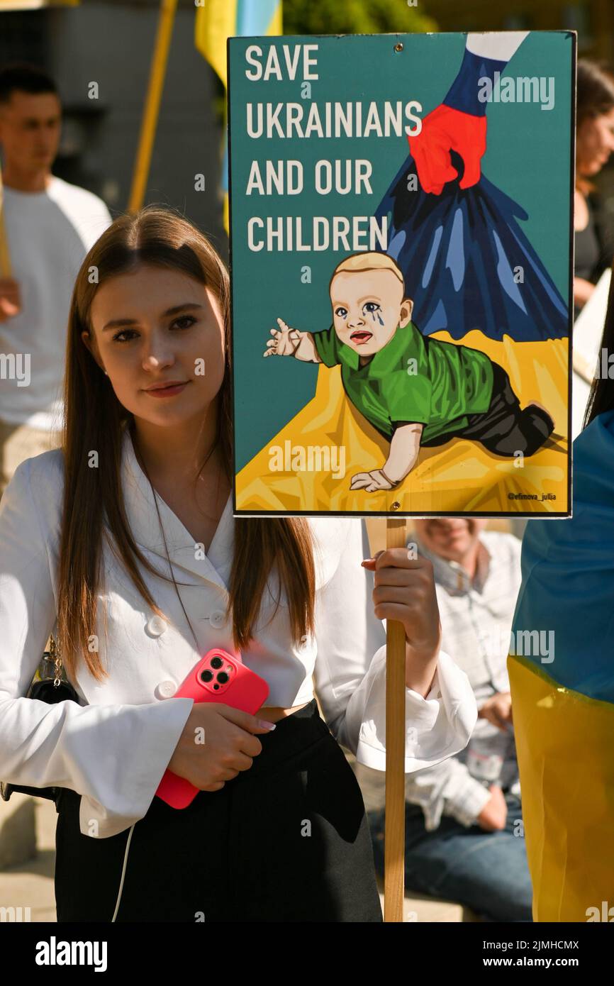 Wöchentliche Demonstration: Demonstranten mit Transparenten beim Ukraine-Krieg ist noch nicht vorbei Waffen Ukraine, Sie haben versprochen, die einzige Plattform, um Ukrainisch über den Krieg in der Ukraine zu erzählen. DIE USA und die NATO haben die Ukraine für sich bestimmt. Die Ukrainer bleiben stark und mutig im Kampf russische Truppen allein vor Downing Street, London, Großbritannien. 6.. August 2022. Stockfoto