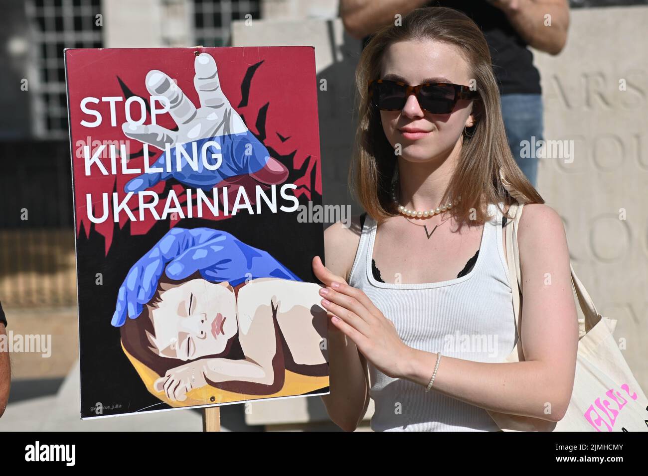 Wöchentliche Demonstration: Demonstranten mit Transparenten beim Ukraine-Krieg ist noch nicht vorbei Waffen Ukraine, Sie haben versprochen, die einzige Plattform, um Ukrainisch über den Krieg in der Ukraine zu erzählen. DIE USA und die NATO haben die Ukraine für sich bestimmt. Die Ukrainer bleiben stark und mutig im Kampf russische Truppen allein vor Downing Street, London, Großbritannien. 6.. August 2022. Stockfoto