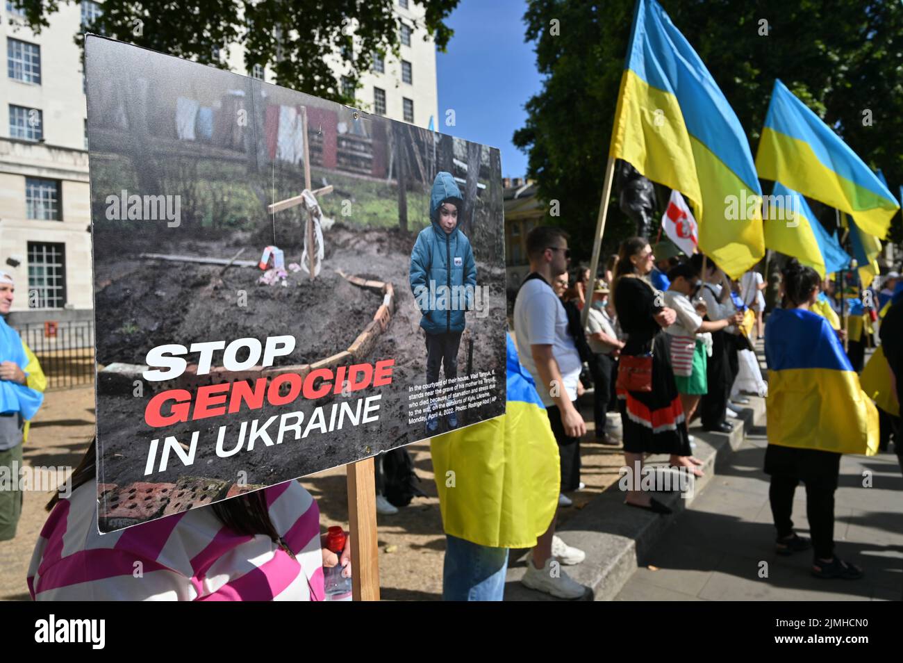 Wöchentliche Demonstration: Demonstranten mit Transparenten beim Ukraine-Krieg ist noch nicht vorbei Waffen Ukraine, Sie haben versprochen, die einzige Plattform, um Ukrainisch über den Krieg in der Ukraine zu erzählen. DIE USA und die NATO haben die Ukraine für sich bestimmt. Die Ukrainer bleiben stark und mutig im Kampf russische Truppen allein vor Downing Street, London, Großbritannien. 6.. August 2022. Stockfoto