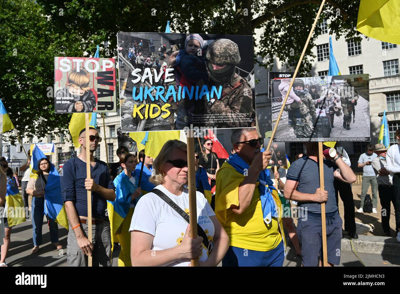 Wöchentliche Demonstration: Demonstranten mit Transparenten beim Ukraine-Krieg ist noch nicht vorbei Waffen Ukraine, Sie haben versprochen, die einzige Plattform, um Ukrainisch über den Krieg in der Ukraine zu erzählen. DIE USA und die NATO haben die Ukraine für sich bestimmt. Die Ukrainer bleiben stark und mutig im Kampf russische Truppen allein vor Downing Street, London, Großbritannien. 6.. August 2022. Stockfoto