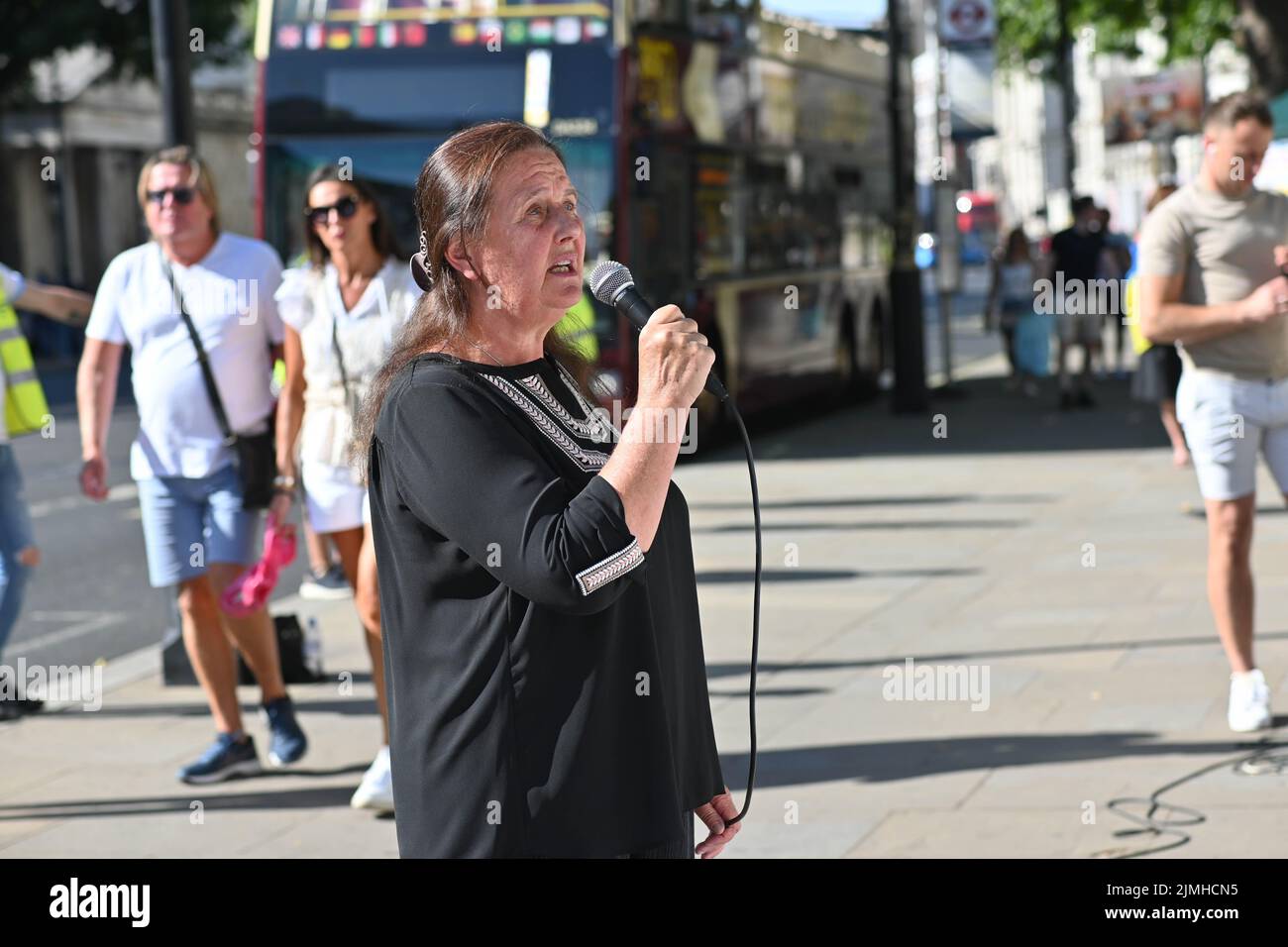 Wöchentliche Demonstration: Demonstranten mit Transparenten beim Ukraine-Krieg ist noch nicht vorbei Waffen Ukraine, Sie haben versprochen, die einzige Plattform, um Ukrainisch über den Krieg in der Ukraine zu erzählen. DIE USA und die NATO haben die Ukraine für sich bestimmt. Die Ukrainer bleiben stark und mutig im Kampf russische Truppen allein vor Downing Street, London, Großbritannien. 6.. August 2022. Stockfoto