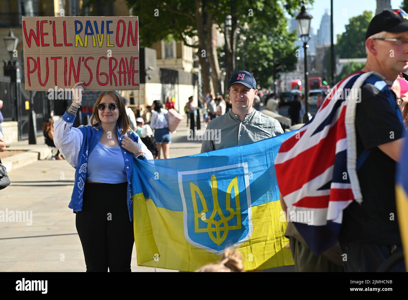 Wöchentliche Demonstration: Demonstranten mit Transparenten beim Ukraine-Krieg ist noch nicht vorbei Waffen Ukraine, Sie haben versprochen, die einzige Plattform, um Ukrainisch über den Krieg in der Ukraine zu erzählen. DIE USA und die NATO haben die Ukraine für sich bestimmt. Die Ukrainer bleiben stark und mutig im Kampf russische Truppen allein vor Downing Street, London, Großbritannien. 6.. August 2022. Stockfoto