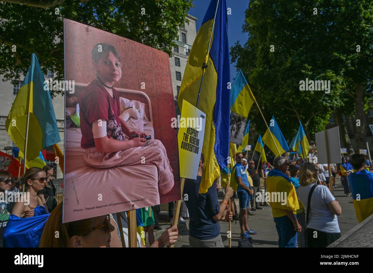 Wöchentliche Demonstration: Demonstranten mit Transparenten beim Ukraine-Krieg ist noch nicht vorbei Waffen Ukraine, Sie haben versprochen, die einzige Plattform, um Ukrainisch über den Krieg in der Ukraine zu erzählen. DIE USA und die NATO haben die Ukraine für sich bestimmt. Die Ukrainer bleiben stark und mutig im Kampf russische Truppen allein vor Downing Street, London, Großbritannien. 6.. August 2022. Stockfoto