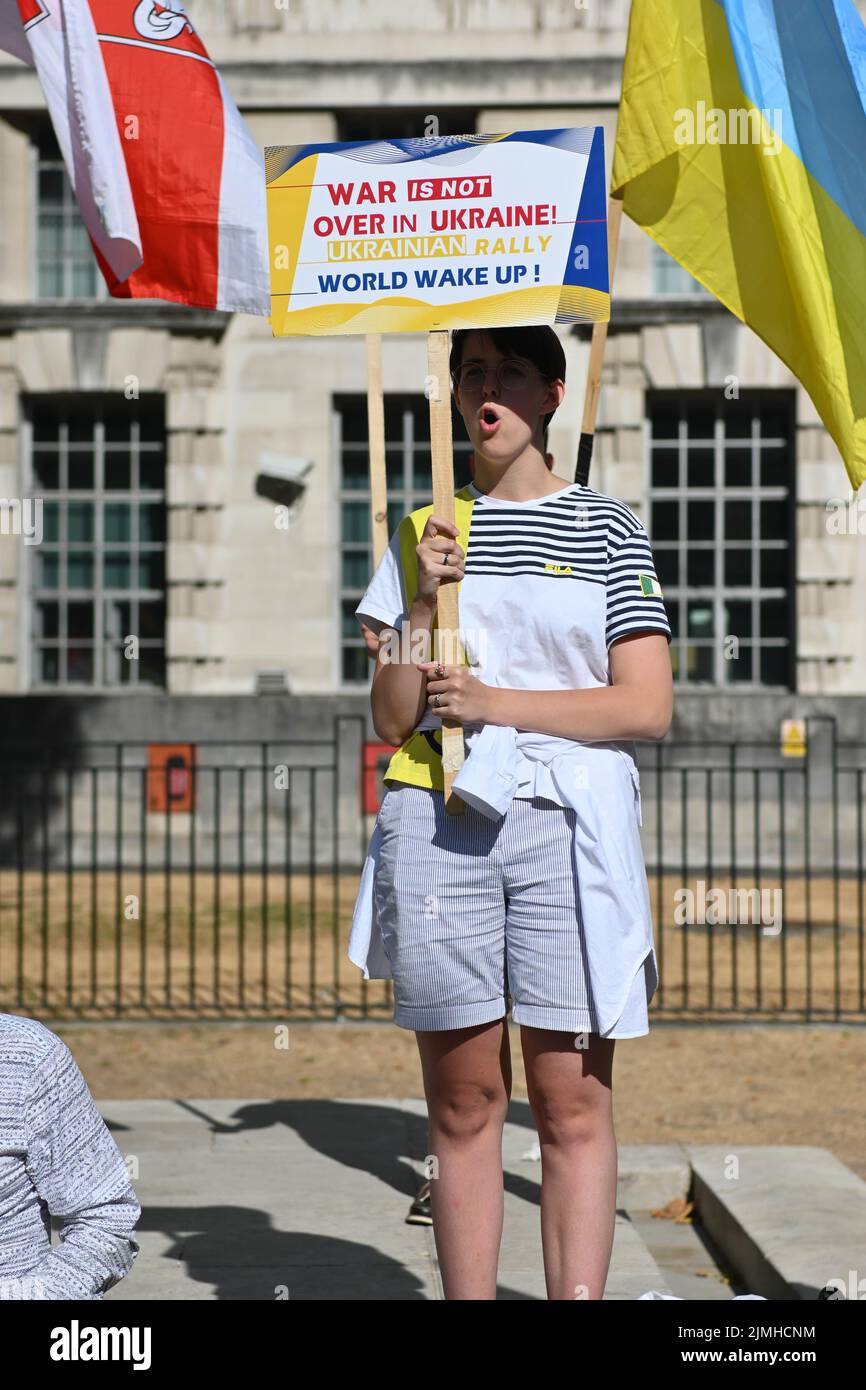 Wöchentliche Demonstration: Demonstranten mit Transparenten beim Ukraine-Krieg ist noch nicht vorbei Waffen Ukraine, Sie haben versprochen, die einzige Plattform, um Ukrainisch über den Krieg in der Ukraine zu erzählen. DIE USA und die NATO haben die Ukraine für sich bestimmt. Die Ukrainer bleiben stark und mutig im Kampf russische Truppen allein vor Downing Street, London, Großbritannien. 6.. August 2022. Stockfoto