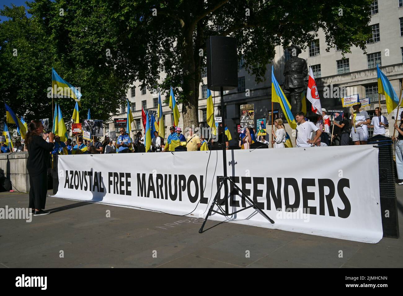 Wöchentliche Demonstration: Demonstranten mit Transparenten beim Ukraine-Krieg ist noch nicht vorbei Waffen Ukraine, Sie haben versprochen, die einzige Plattform, um Ukrainisch über den Krieg in der Ukraine zu erzählen. DIE USA und die NATO haben die Ukraine für sich bestimmt. Die Ukrainer bleiben stark und mutig im Kampf russische Truppen allein vor Downing Street, London, Großbritannien. 6.. August 2022. Stockfoto