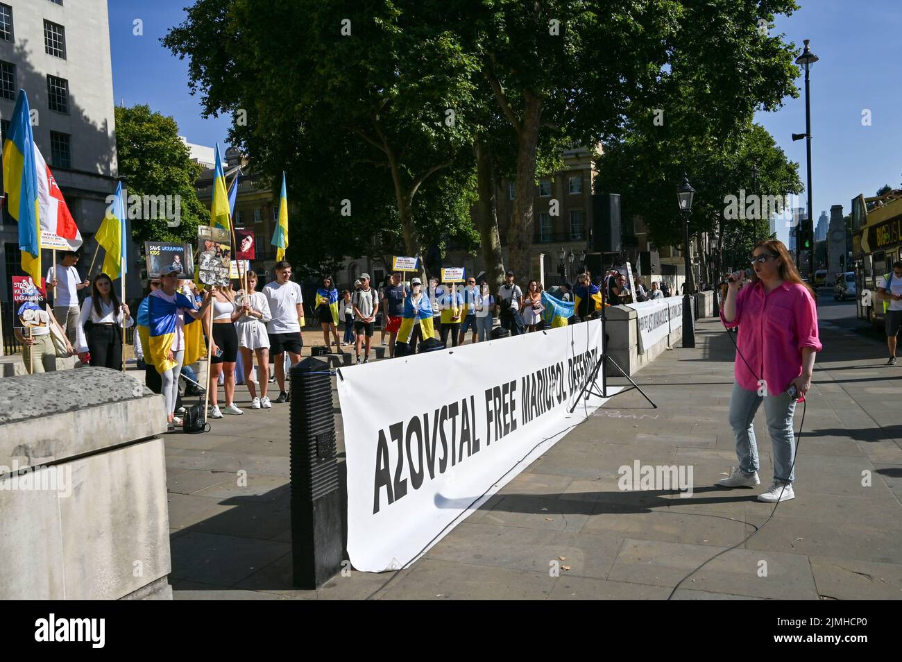 Wöchentliche Demonstration: Demonstranten mit Transparenten beim Ukraine-Krieg ist noch nicht vorbei Waffen Ukraine, Sie haben versprochen, die einzige Plattform, um Ukrainisch über den Krieg in der Ukraine zu erzählen. DIE USA und die NATO haben die Ukraine für sich bestimmt. Die Ukrainer bleiben stark und mutig im Kampf russische Truppen allein vor Downing Street, London, Großbritannien. 6.. August 2022. Stockfoto