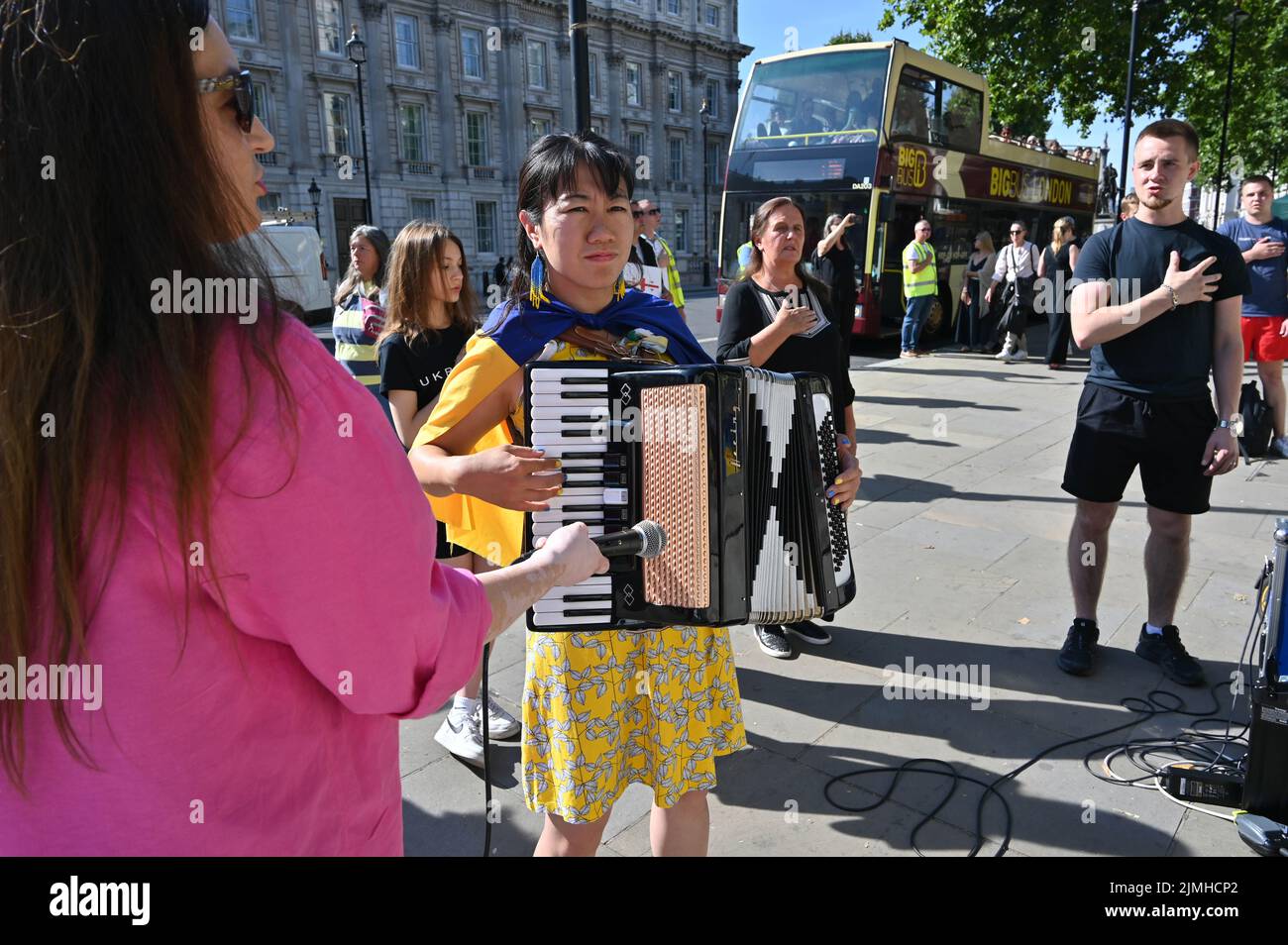 Wöchentliche Demonstration: Demonstranten mit Transparenten beim Ukraine-Krieg ist noch nicht vorbei Waffen Ukraine, Sie haben versprochen, die einzige Plattform, um Ukrainisch über den Krieg in der Ukraine zu erzählen. DIE USA und die NATO haben die Ukraine für sich bestimmt. Die Ukrainer bleiben stark und mutig im Kampf russische Truppen allein vor Downing Street, London, Großbritannien. 6.. August 2022. Stockfoto