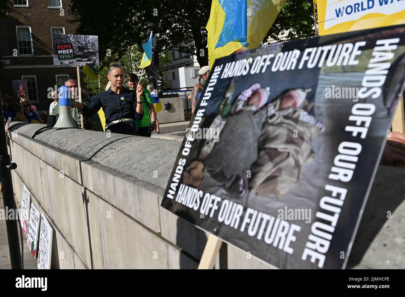 Wöchentliche Demonstration: Demonstranten mit Transparenten beim Ukraine-Krieg ist noch nicht vorbei Waffen Ukraine, Sie haben versprochen, die einzige Plattform, um Ukrainisch über den Krieg in der Ukraine zu erzählen. DIE USA und die NATO haben die Ukraine für sich bestimmt. Die Ukrainer bleiben stark und mutig im Kampf russische Truppen allein vor Downing Street, London, Großbritannien. 6.. August 2022. Stockfoto