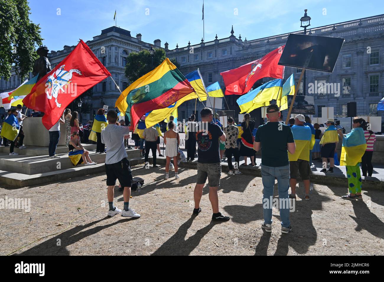 Wöchentliche Demonstration: Demonstranten mit Transparenten beim Ukraine-Krieg ist noch nicht vorbei Waffen Ukraine, Sie haben versprochen, die einzige Plattform, um Ukrainisch über den Krieg in der Ukraine zu erzählen. DIE USA und die NATO haben die Ukraine für sich bestimmt. Die Ukrainer bleiben stark und mutig im Kampf russische Truppen allein vor Downing Street, London, Großbritannien. 6.. August 2022. Stockfoto