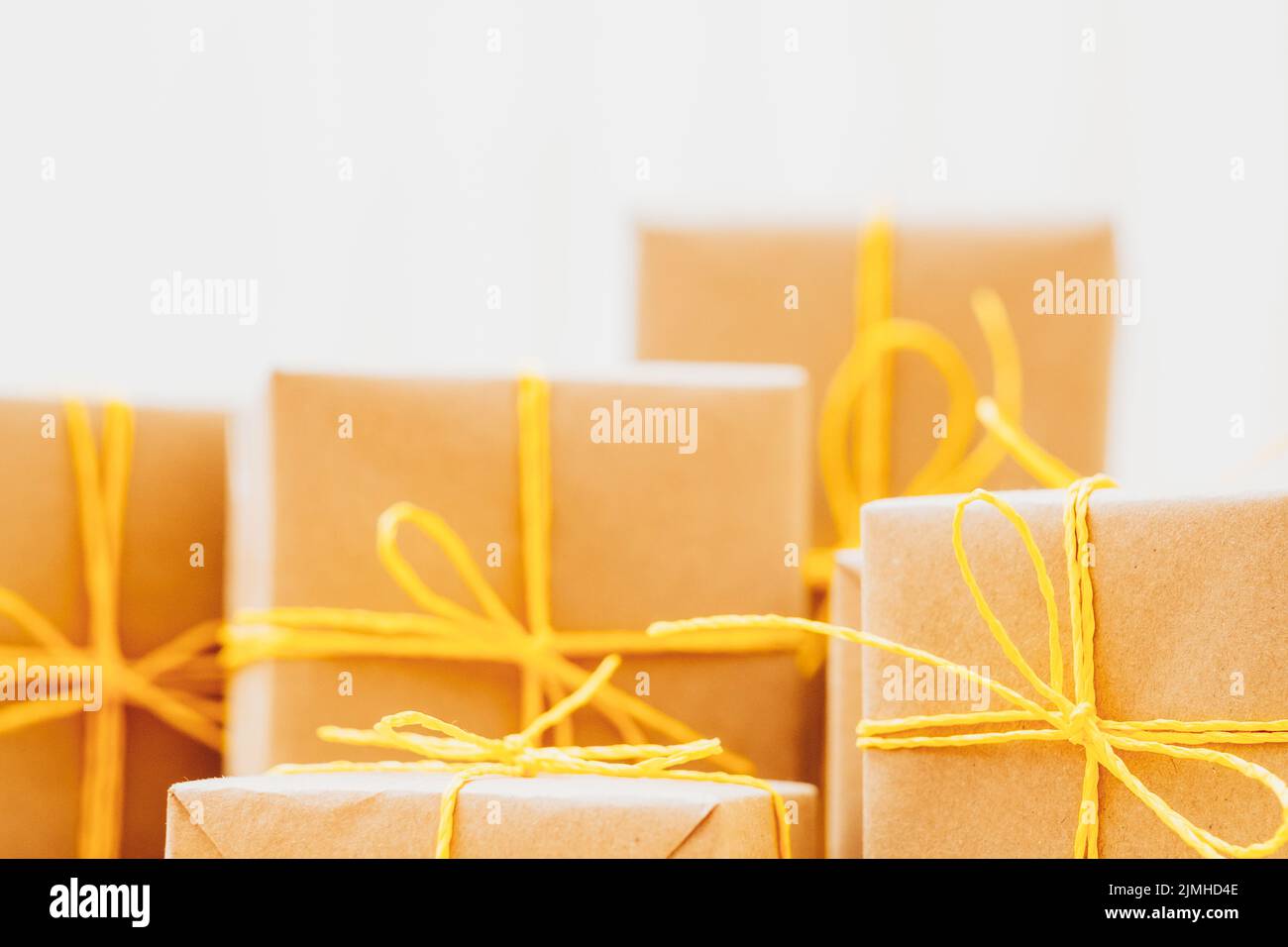 Feiertage Geschenk Kollektion beige Boxen weiß Stockfoto