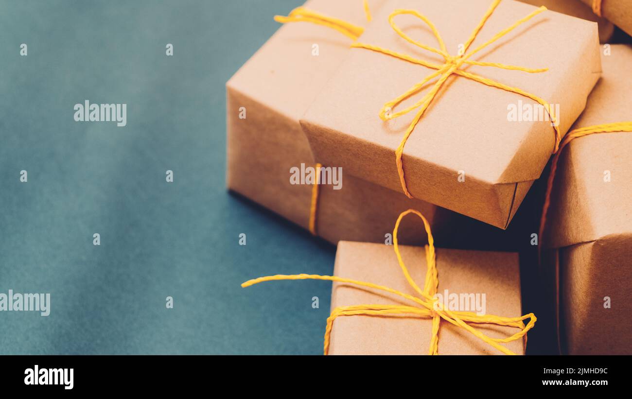 Geschenk-Lieferung beige Boxen blau Salbei Hintergrund Stockfoto
