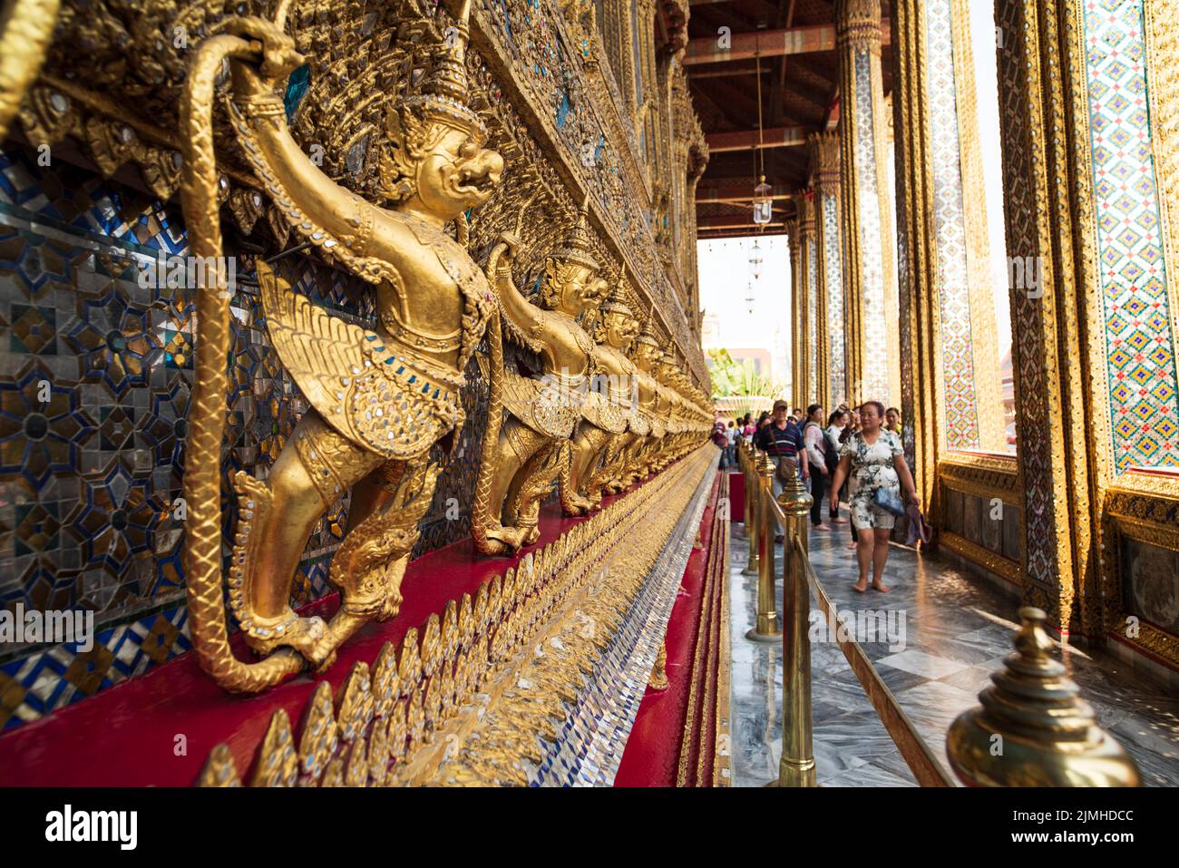 Berühmter königlicher großer Palast in Bangkok. Touristen, die den Tempel besuchen. Stockfoto