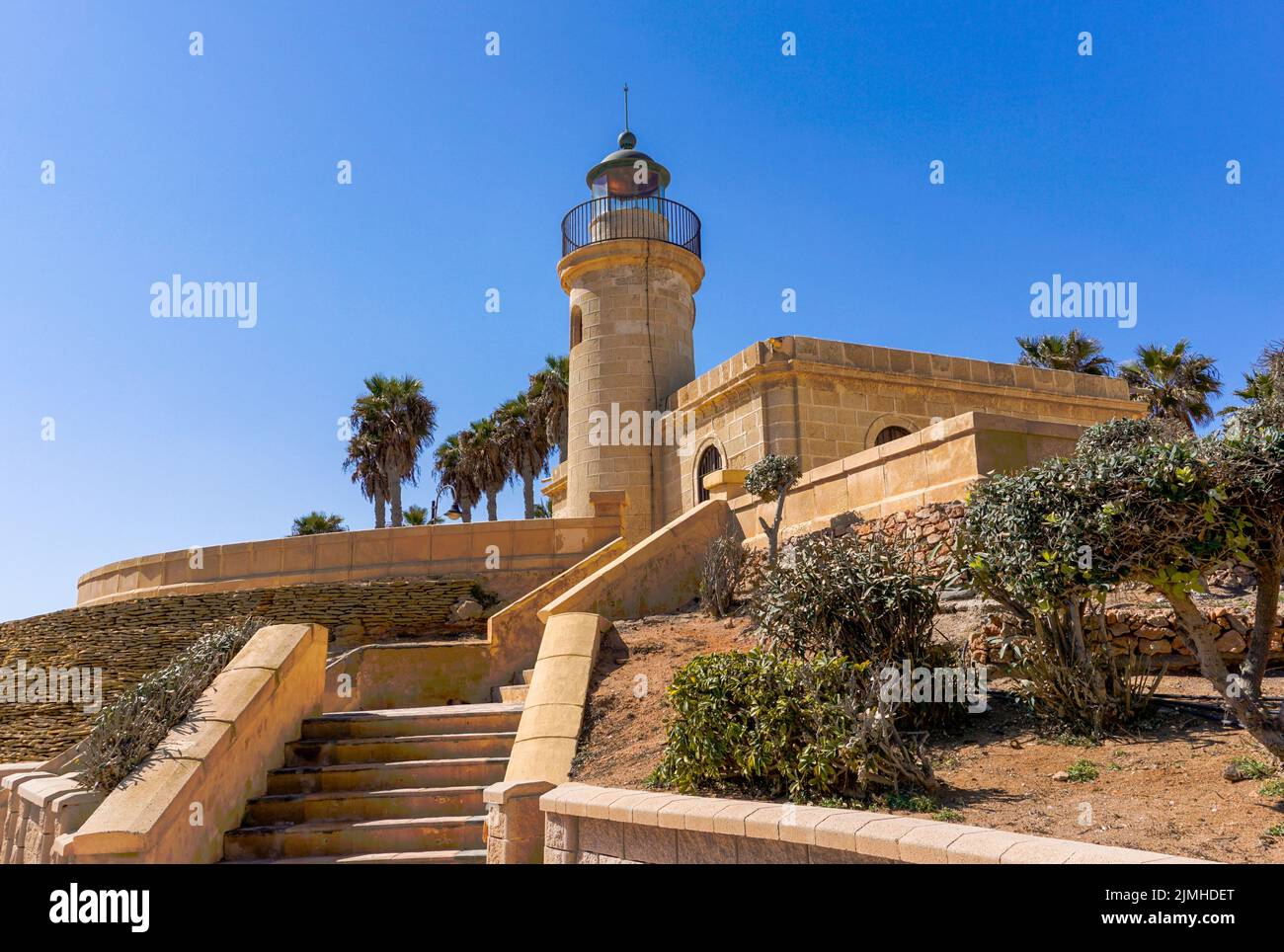 Blick auf den Leuchtturm Roquetas de Mar an der Küste Andalusiens Stockfoto