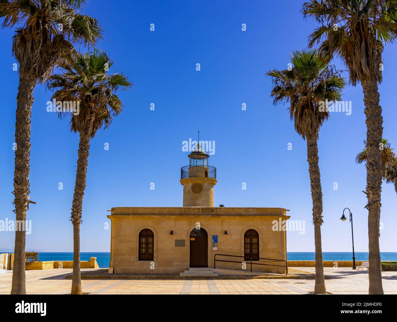 Blick auf den Leuchtturm Roquetas de Mar an der Küste Andalusiens Stockfoto