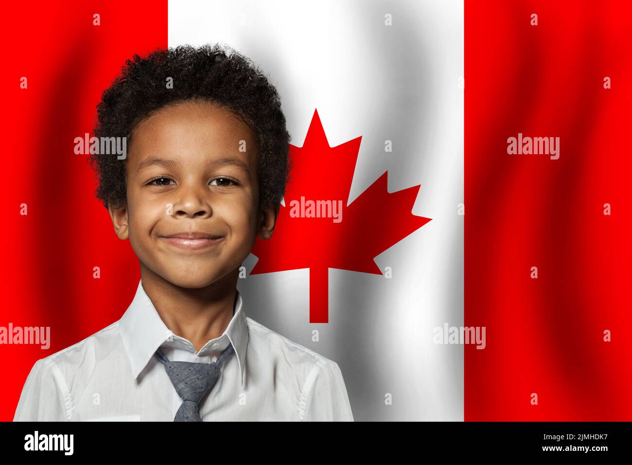 Kanadischer Junge auf der Flagge von Kanada Hintergrund. Bildung und Kindheit Konzept Stockfoto